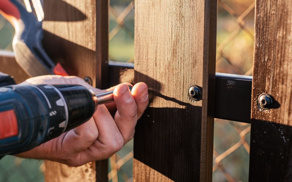 How much does it cost to repair a fence?