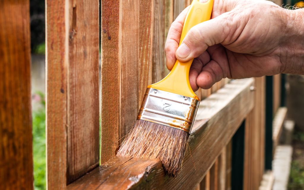How much does it cost to paint a fence?