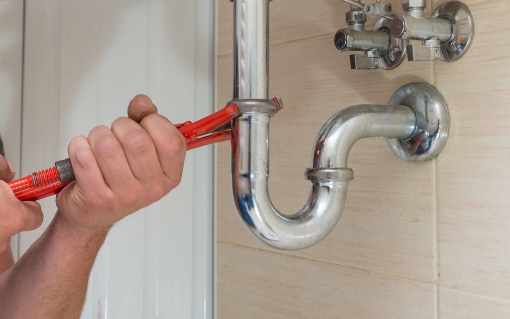 How much does it cost to fix a leaking pipe?