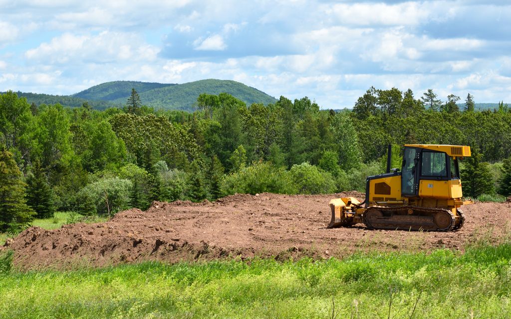 How much does it cost to clear land?