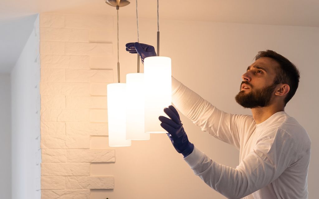 How much does it cost to install light fixtures?