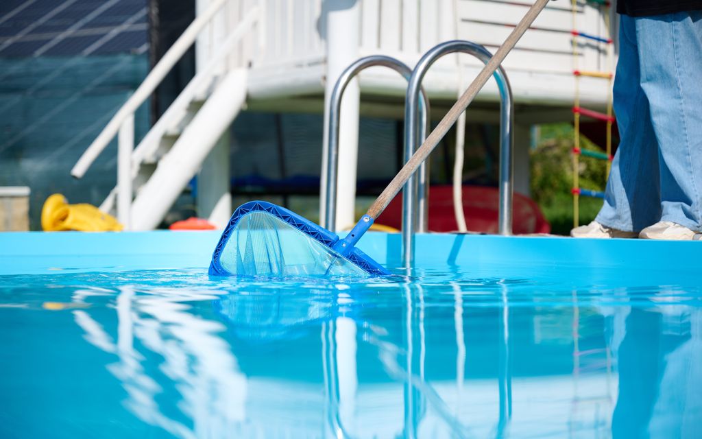 How much does it cost to maintain a pool?