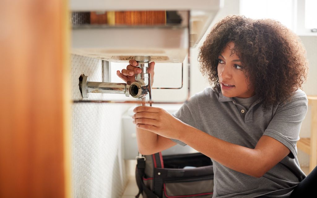 How much do plumbers charge to fix a sink or faucet?