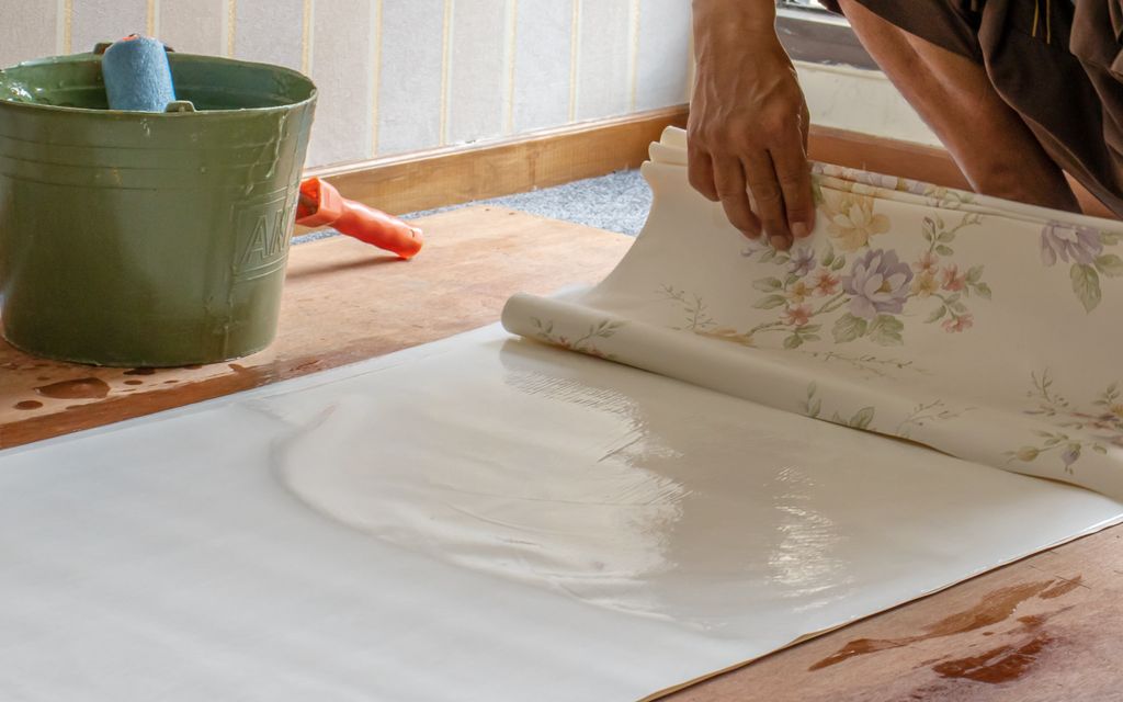 How much does it cost to install wallpaper?