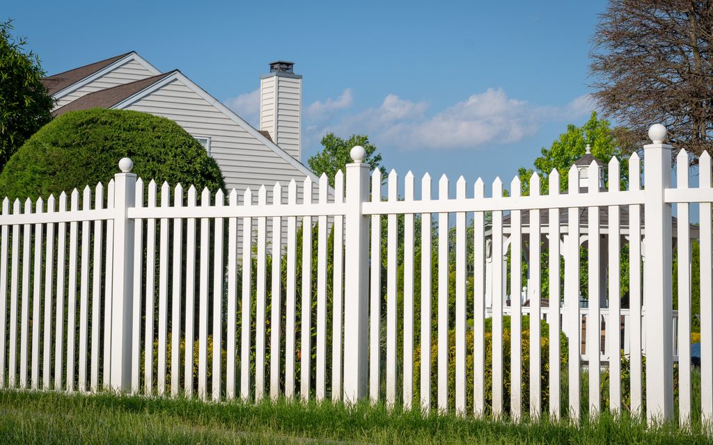 How much does vinyl fencing cost?