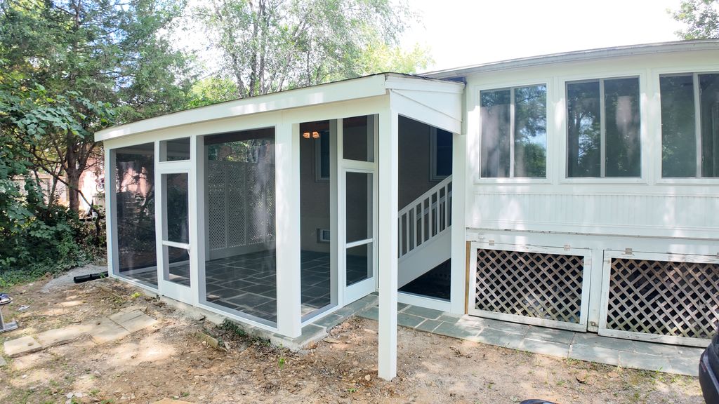 Screenroom and Attached Sunroom in Winchester VA