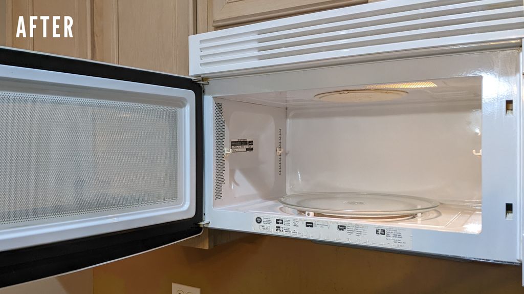 Microwave Cleaning – After (Move-Out Service)
