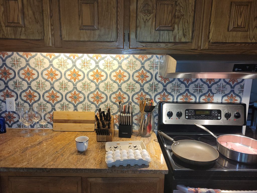 Love the Spanish-style backsplash