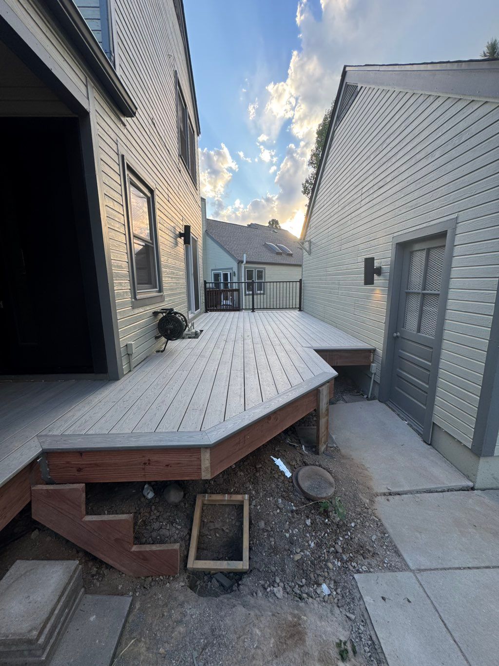 DECKORATORS Composite decking.