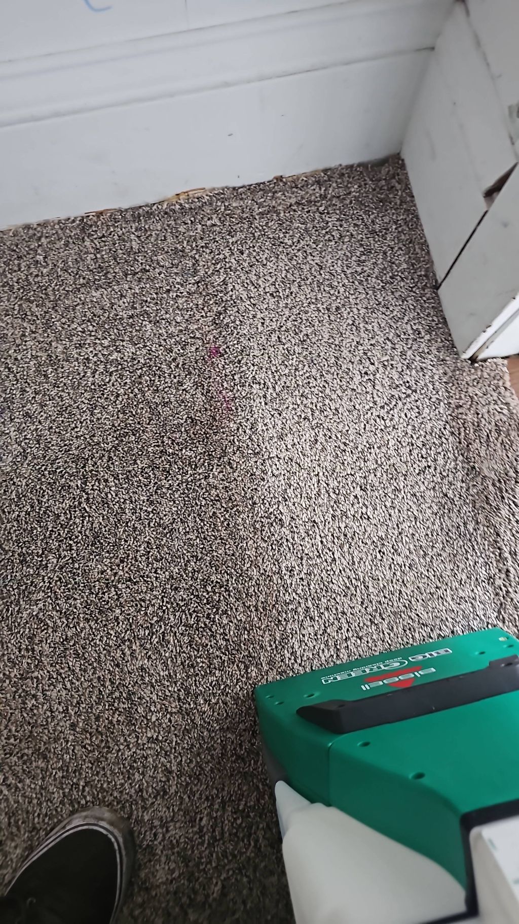We present the difference between a washed carpet 