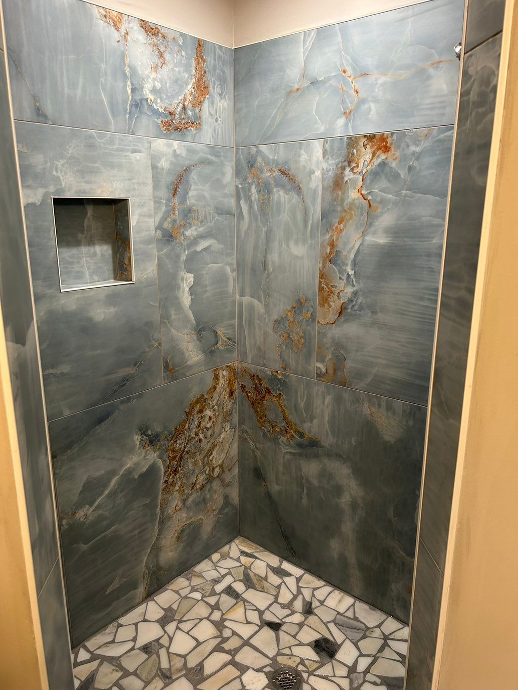 Polished porcelain large format 