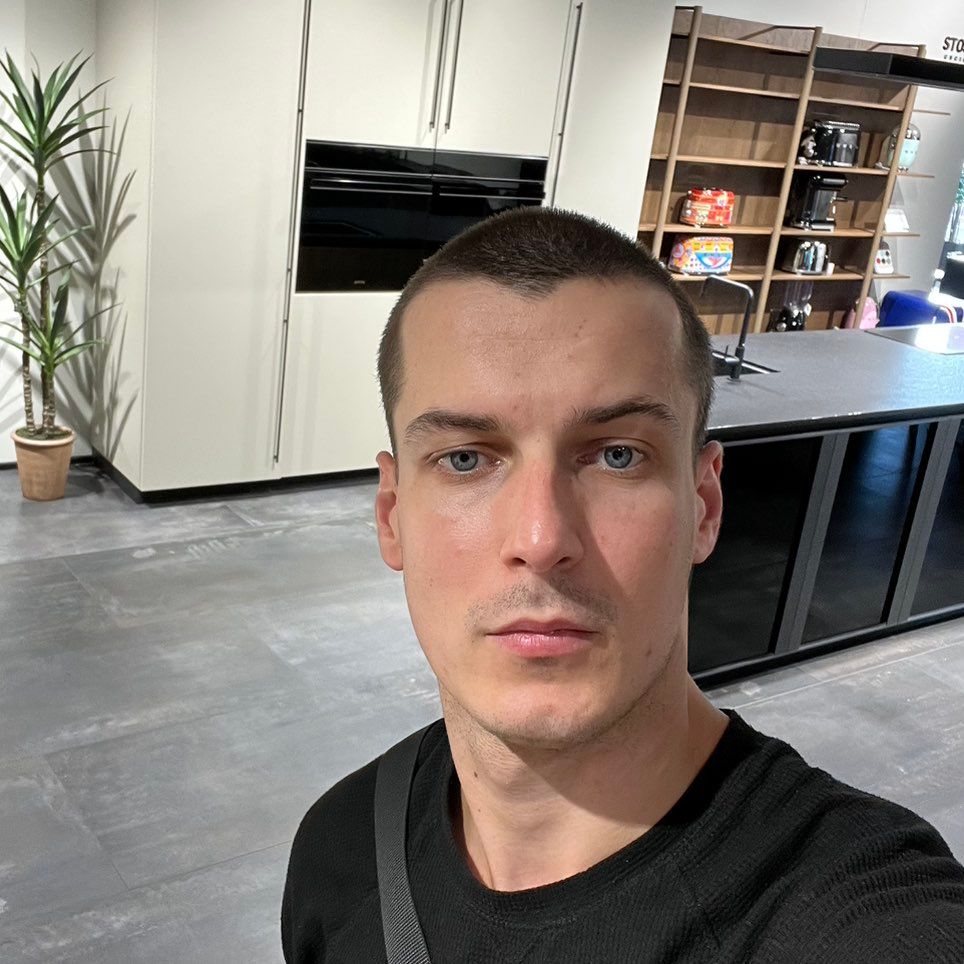 Johnny Helper ( Ivan S.)