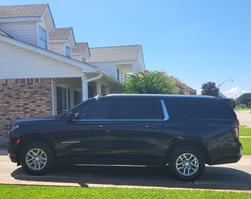 2023 Chevrolet Suburban 7 passenger seat belts