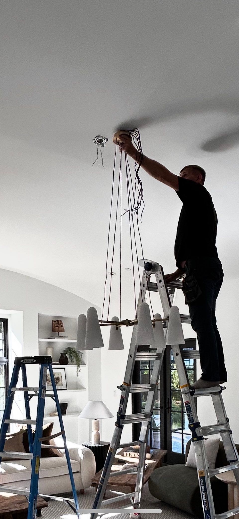 Installation chandelier in process 