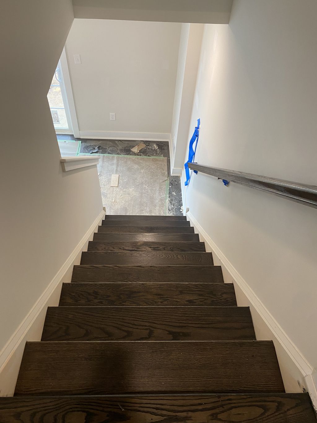 Stairs with stain pro: uniform color, prominent gr