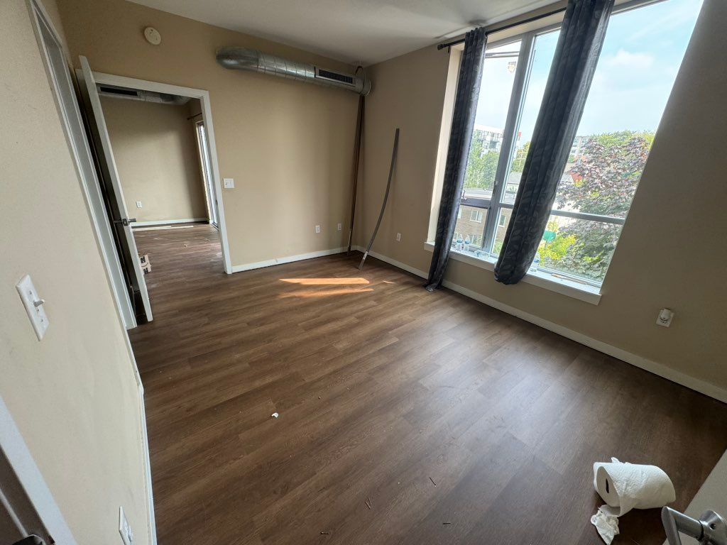 Downtown Apartment 2 rooms 2 closets 1 laundry roo