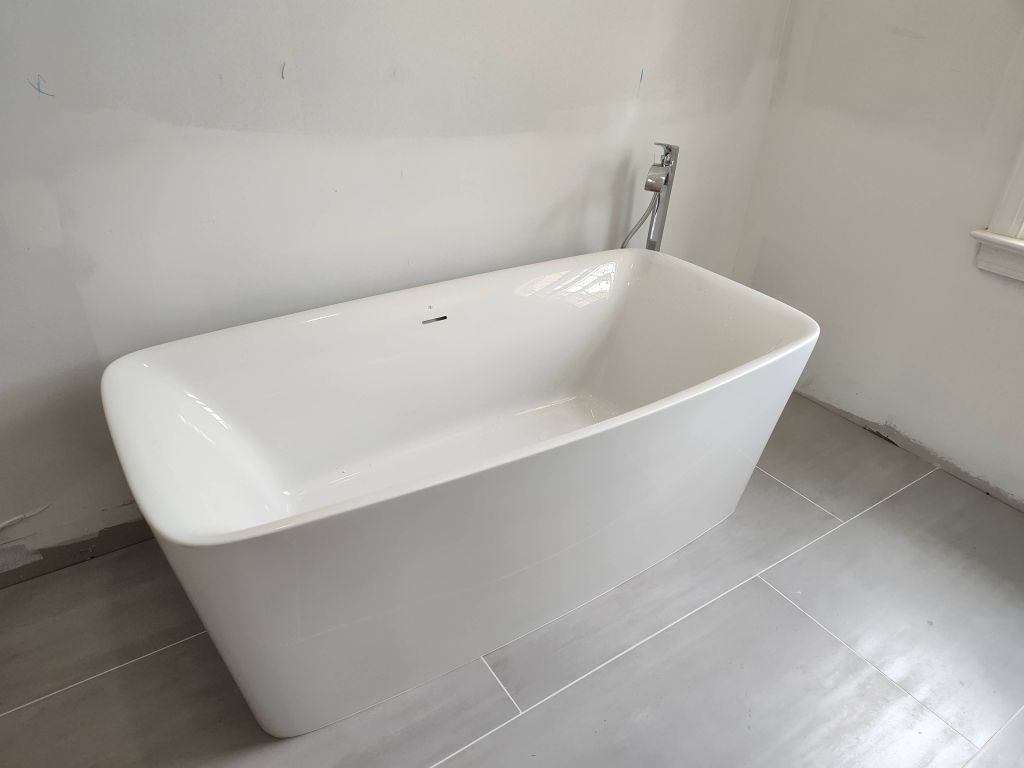 free standing tub with floor mounted tub filler