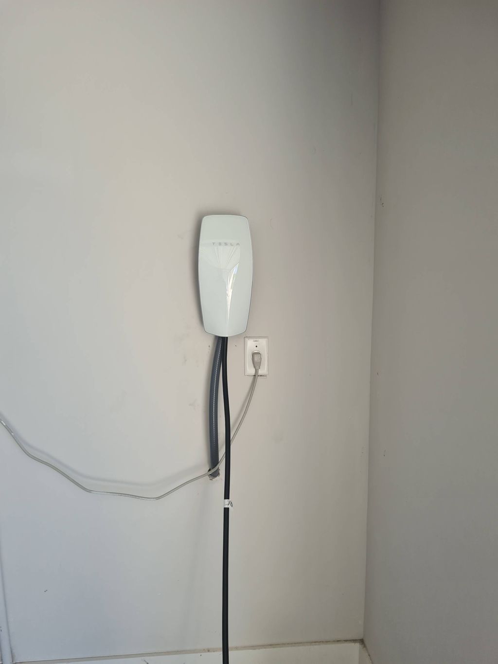 Tesla wall charger 