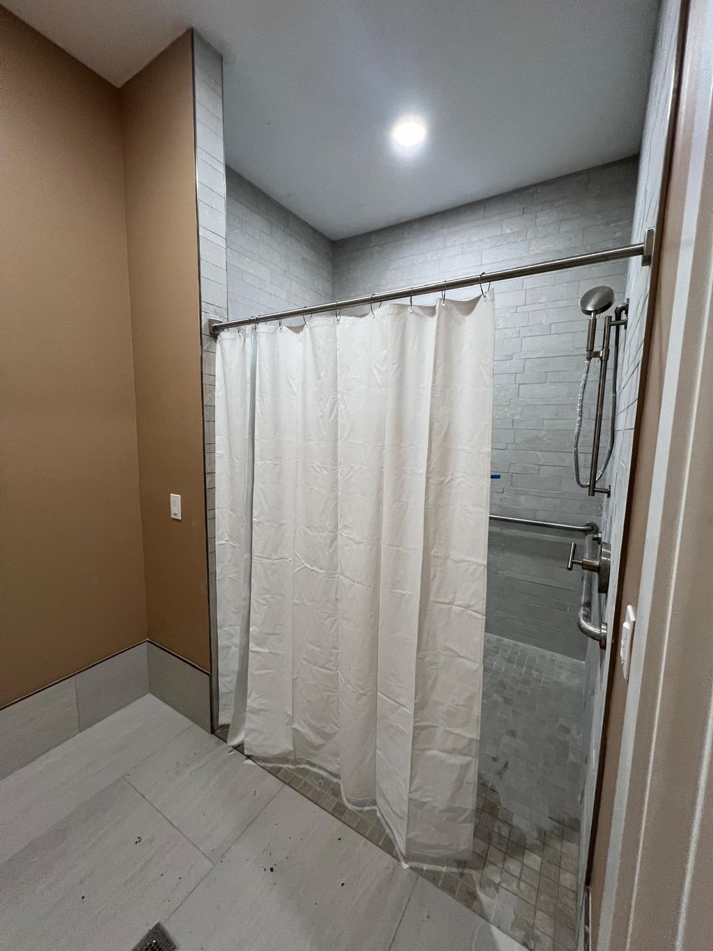 Bath curtain rod