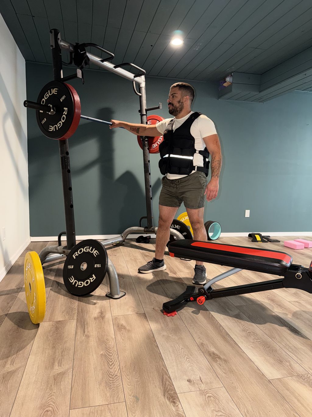 Setup for front squat with weighted vest. Perfect 