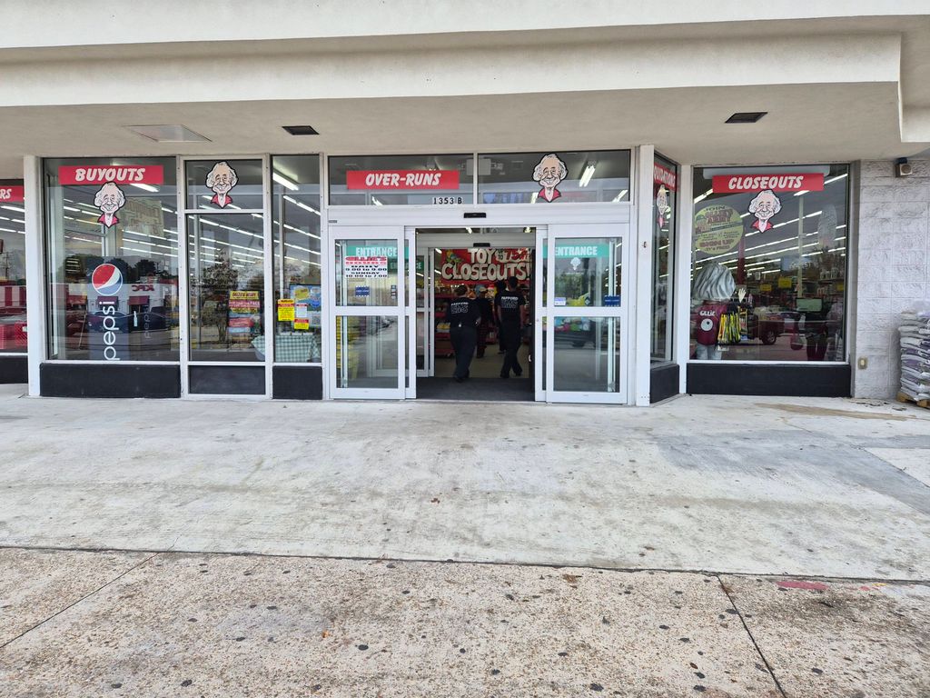 After the shine ✨ spotless mirrors! 🪞

1. After th