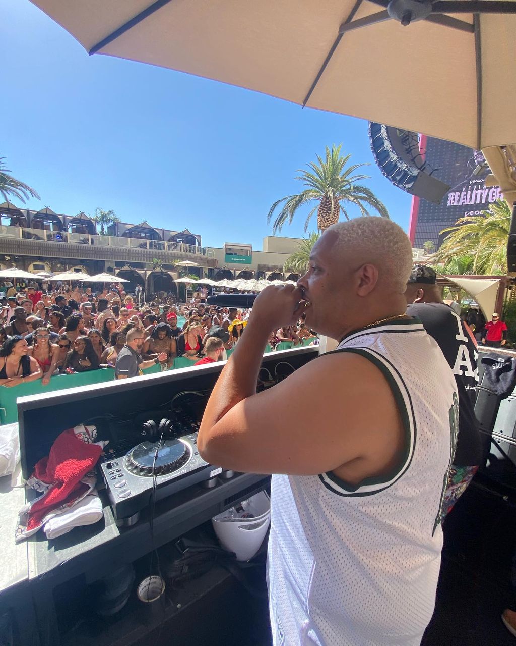 DJ Epps rocking sold out crowd