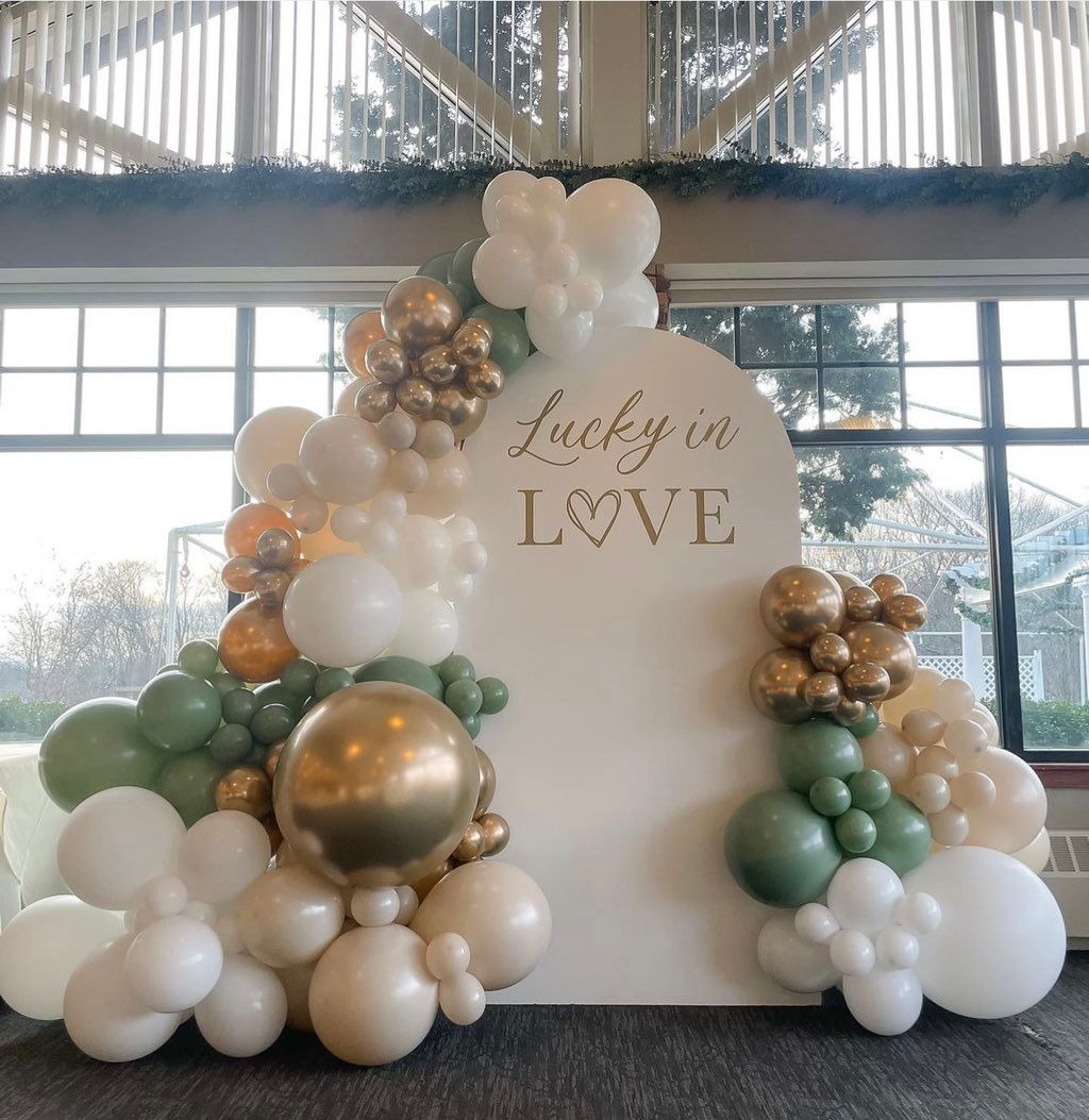 How beautiful is this balloon backdrop?
