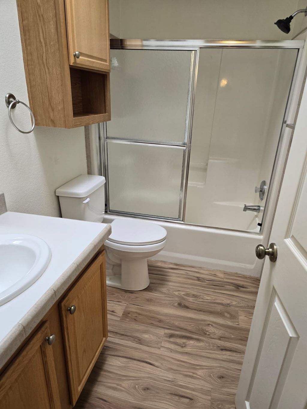 A sparkling bathroom, a sparkling day!