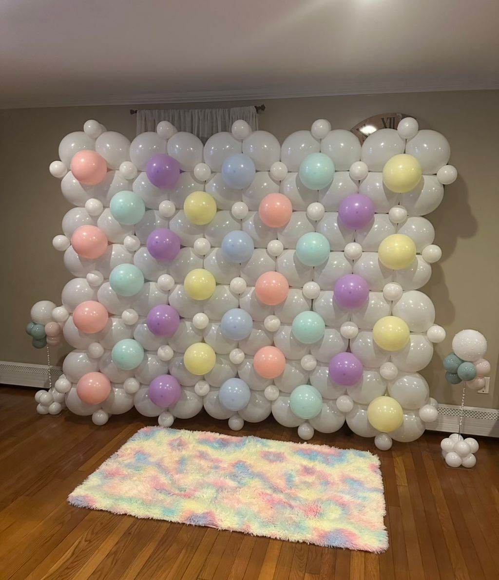 Soft pastels + a clean, elegant design  ballon wal