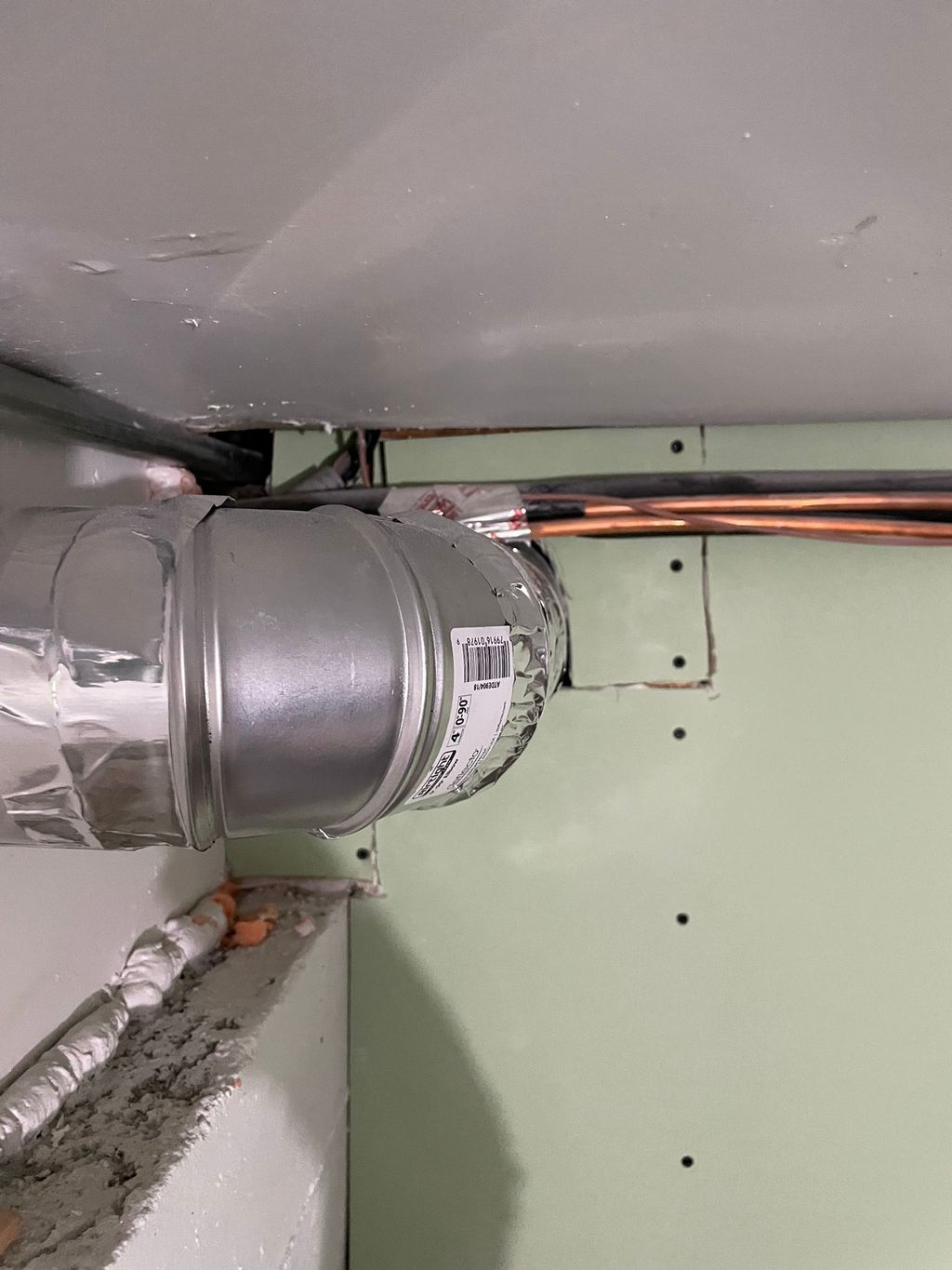 Foto a detalle de como colgar una hoja con cierto 