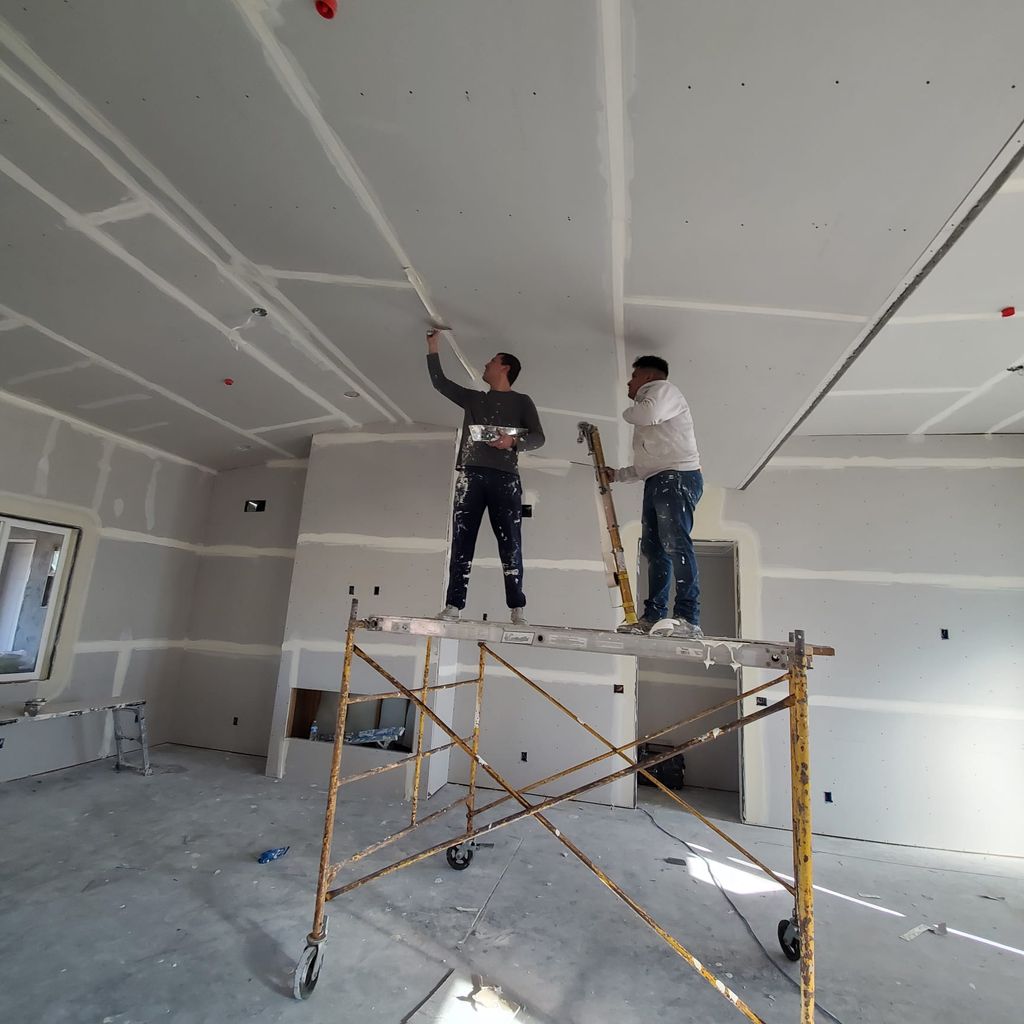 Casa nueva iniciando el proceso de encintar las un