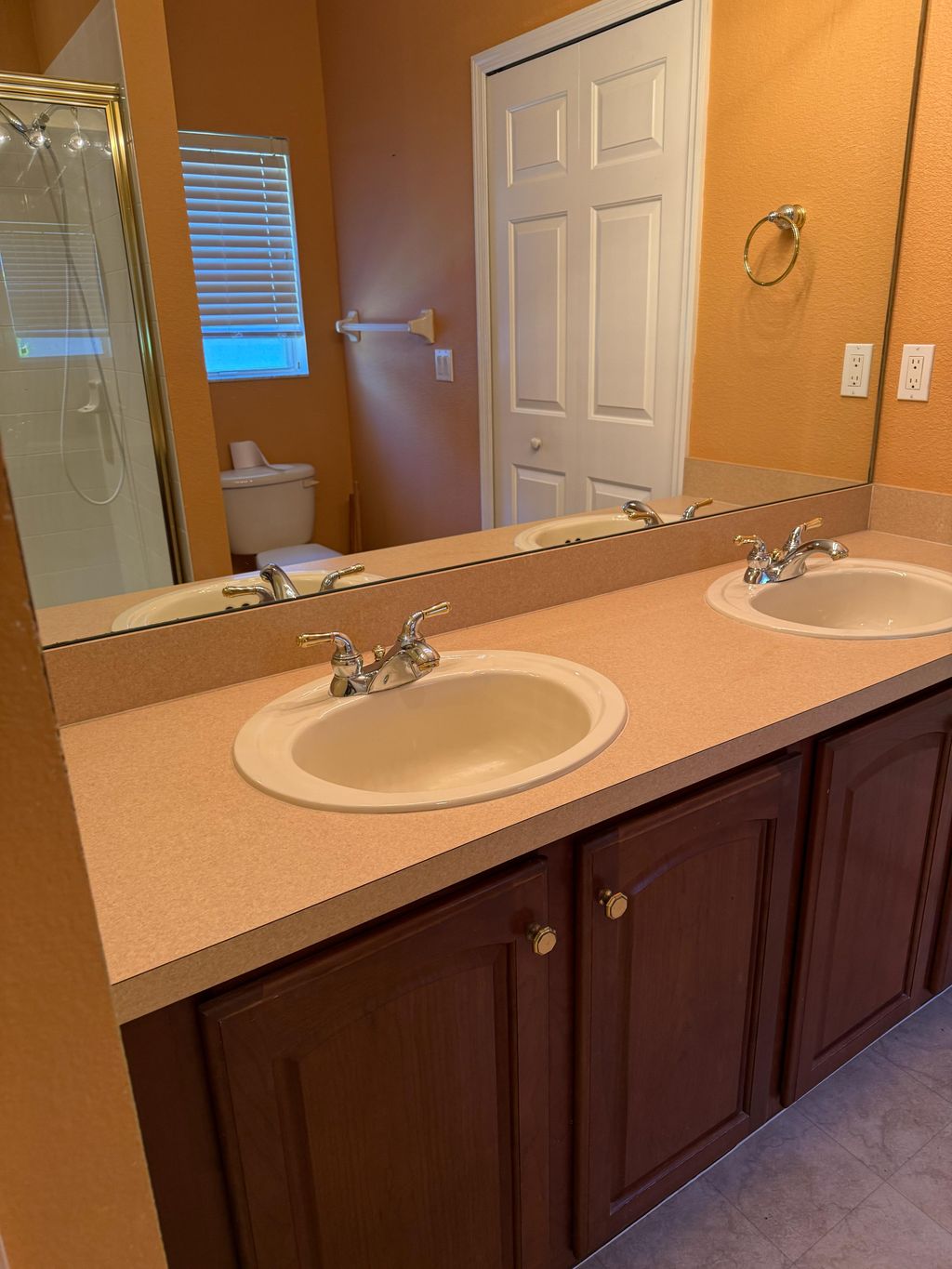 Sparkling sinks, spotless vibes ✨🛁 Say goodbye to 