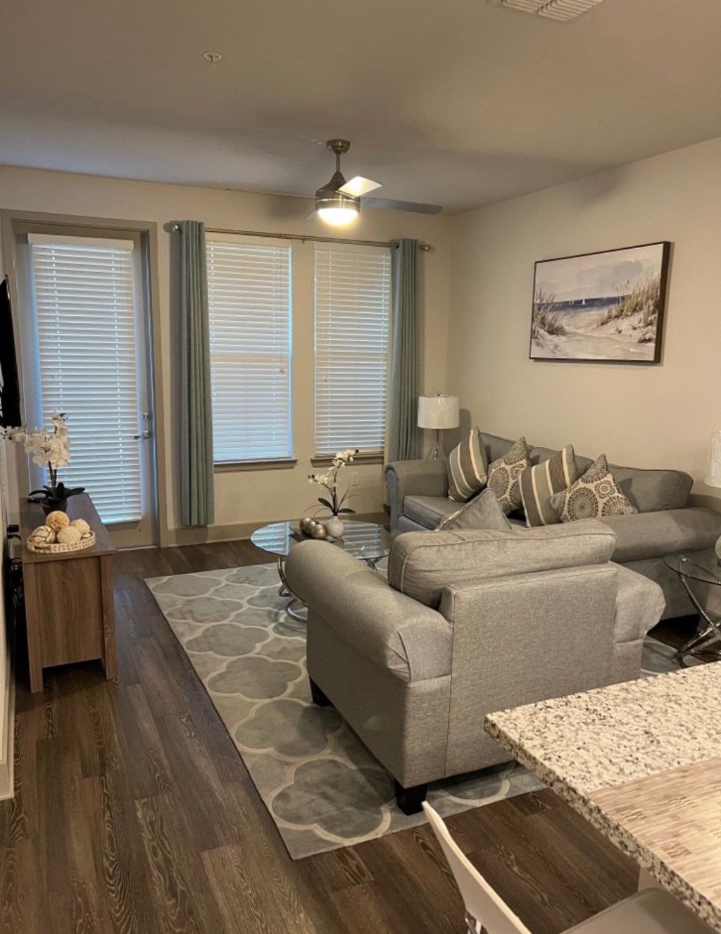 Airbnb Livingroom Job 