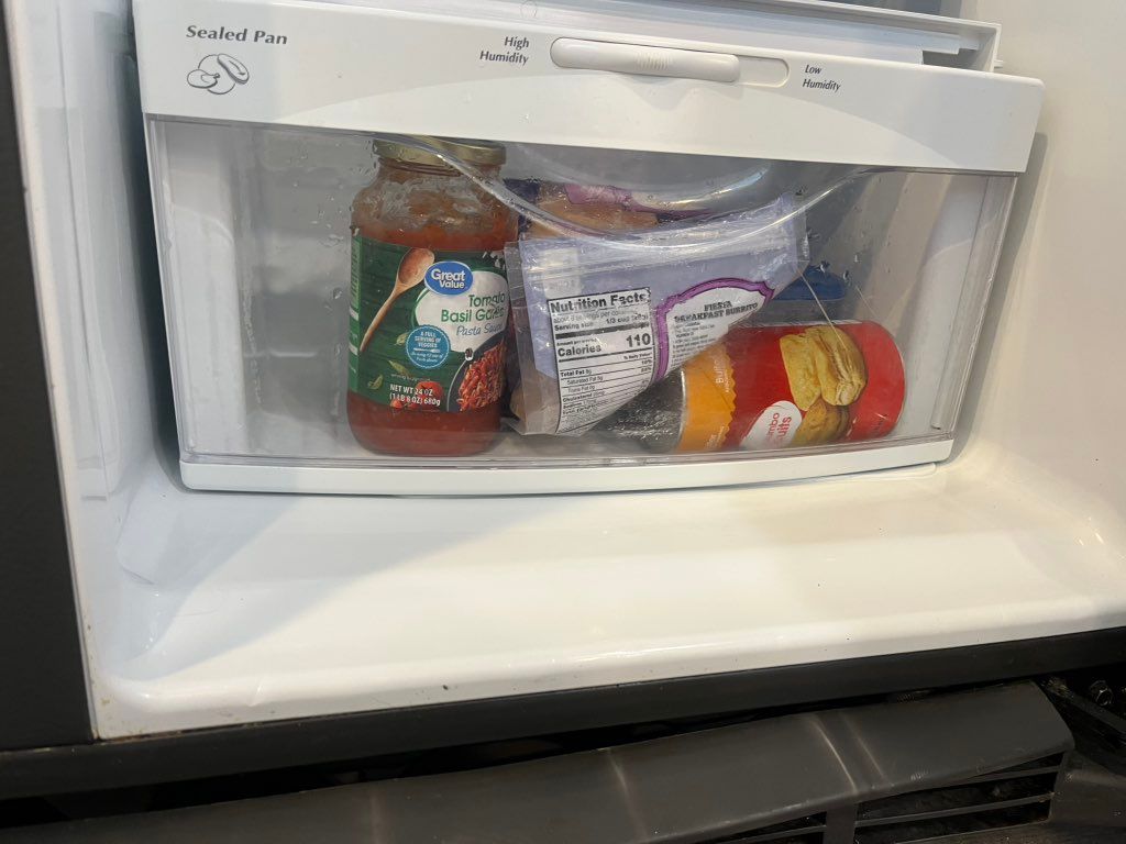 Is the bottom of the fridge clean ? 🧼  